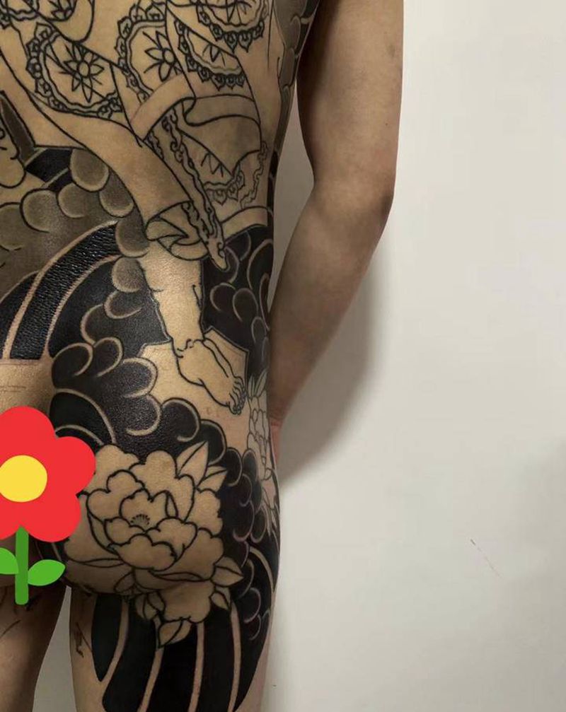 局部纹身图片_背部臀部老传统纹身图案