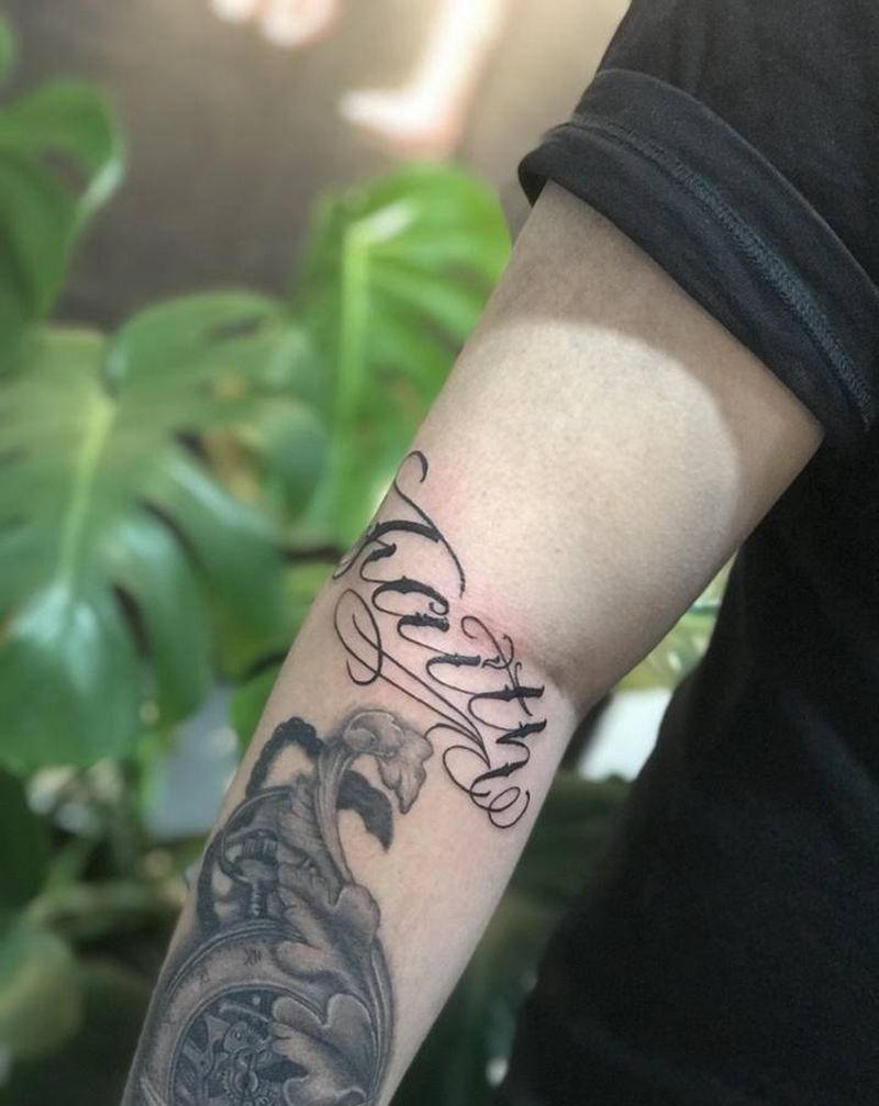 简化风奇卡诺纹身图片_手臂花体字纹身图案