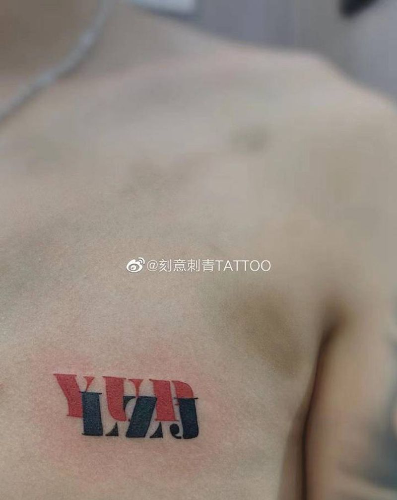字母纹身图片_胸部字母纹身图案
