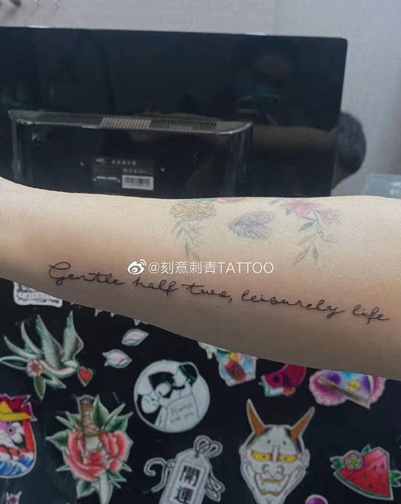 字母纹身图片_手臂字母小清新纹身图案