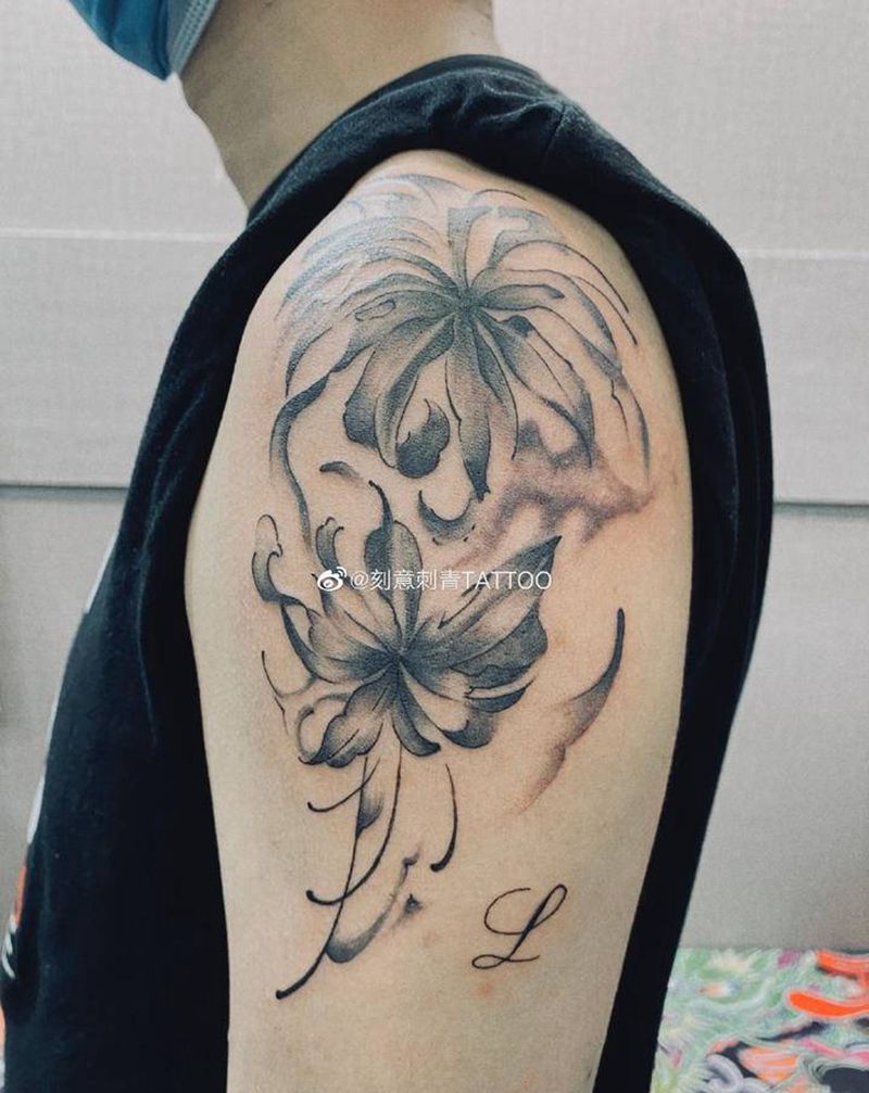 男士彼岸花纹身图片_肩部水墨彼岸花纹身图案
