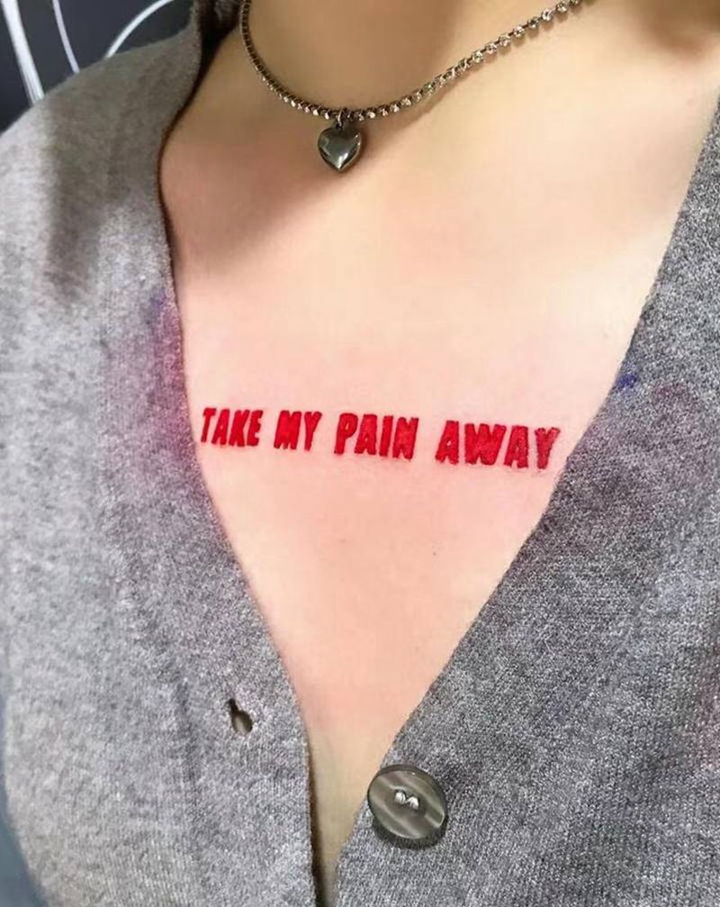 胸前字母纹身图片_胸部字母纹身图案