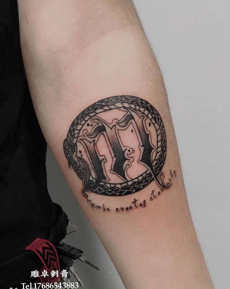 纪念黑曼巴纹身图片_手臂花体字黑曼巴纹身图案