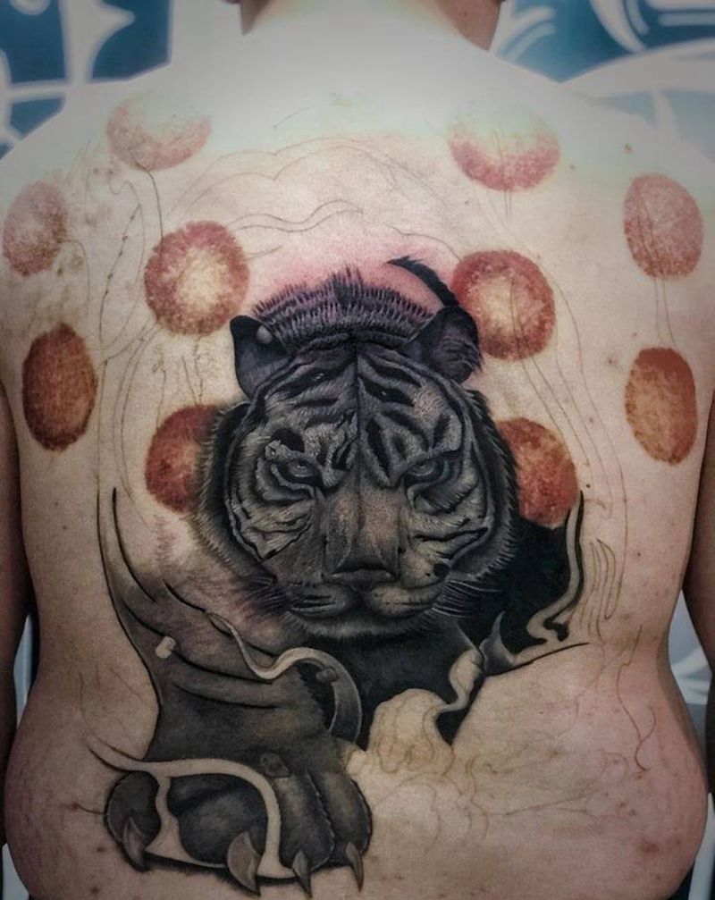 满背老虎半成品纹身图片_背部欧美写实老虎纹身图案