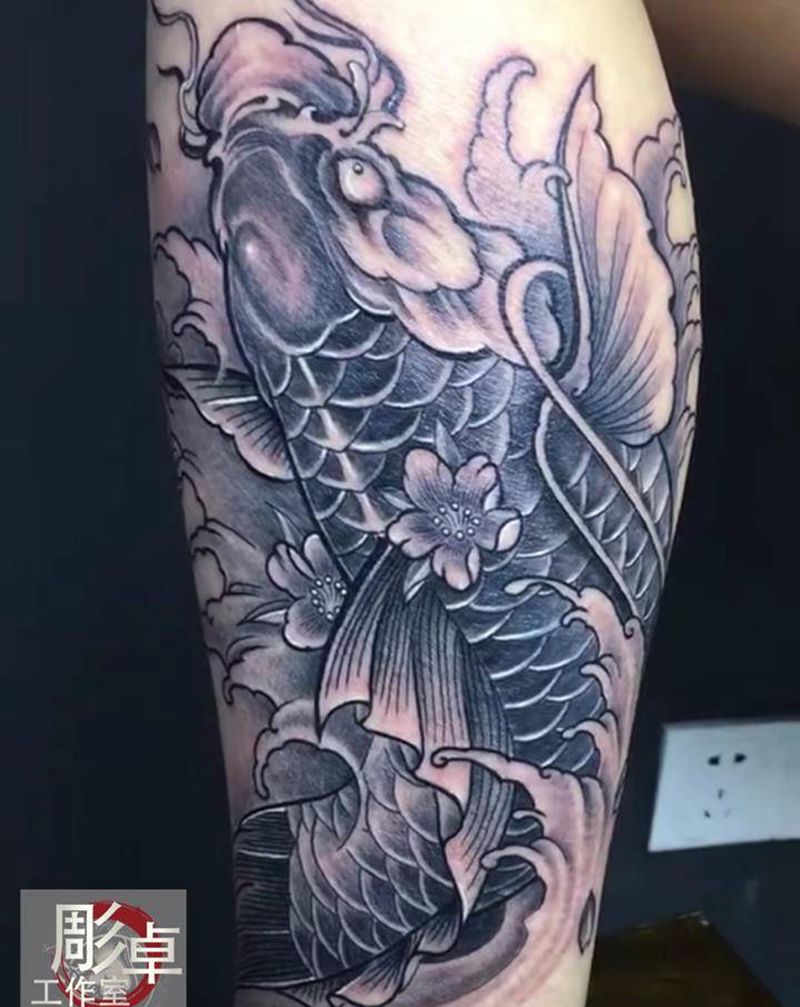 小腿鲤鱼纹身图片_腿部新传统鲤鱼纹身图案