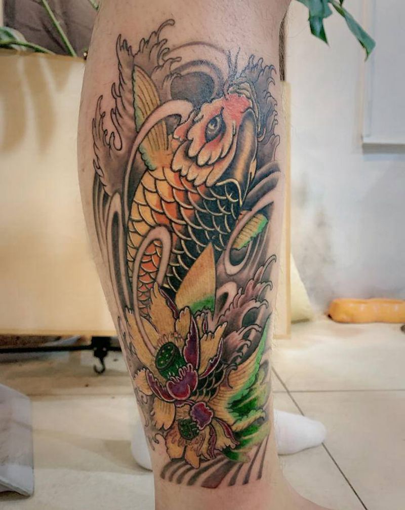 小腿鲤鱼纹身图片_腿部新传统鲤鱼纹身图案