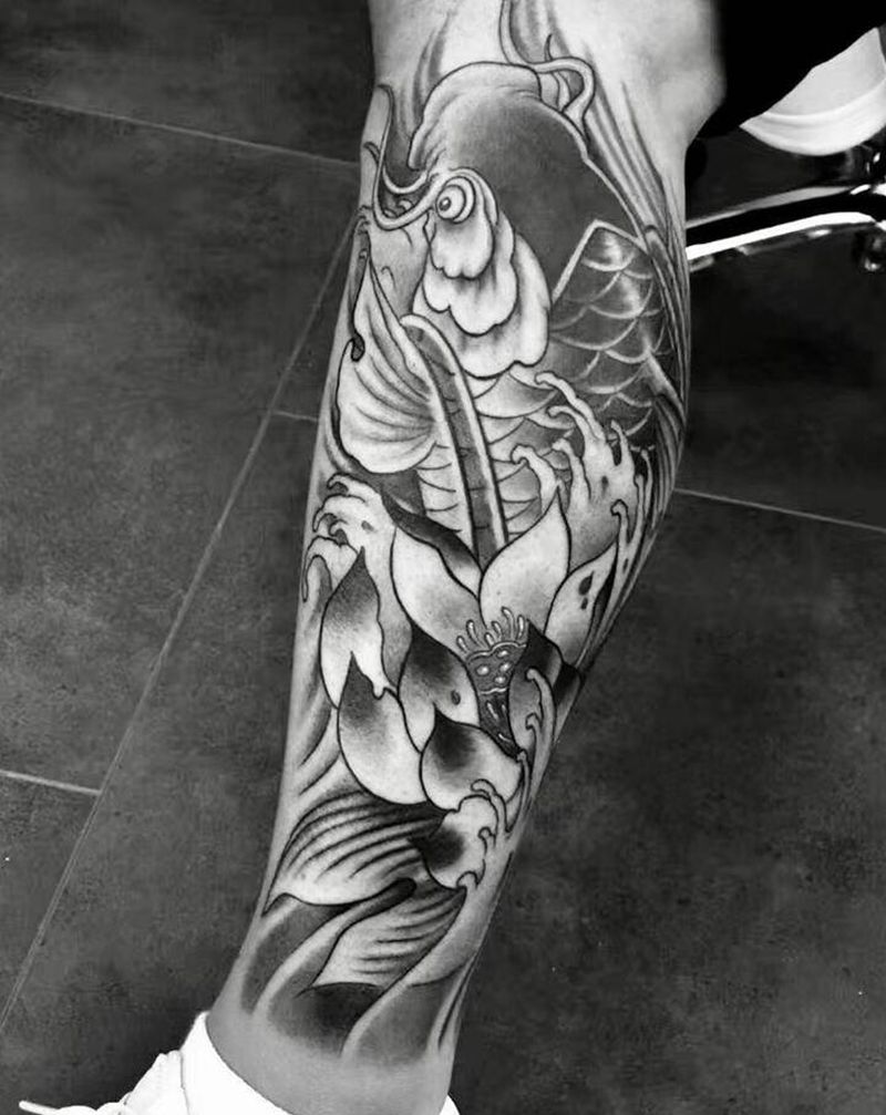 鲤鱼纹身图片_腿部新传统纹身图案