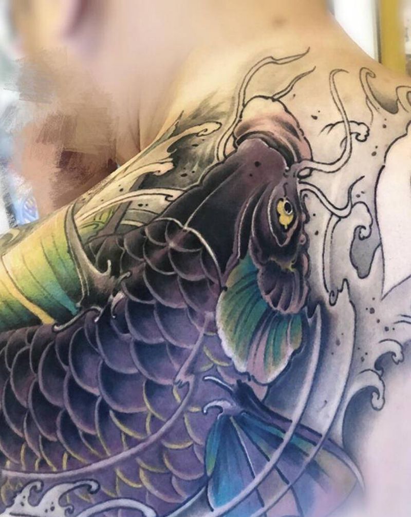 鱼纹身图片_肩部背部新传统纹身图案