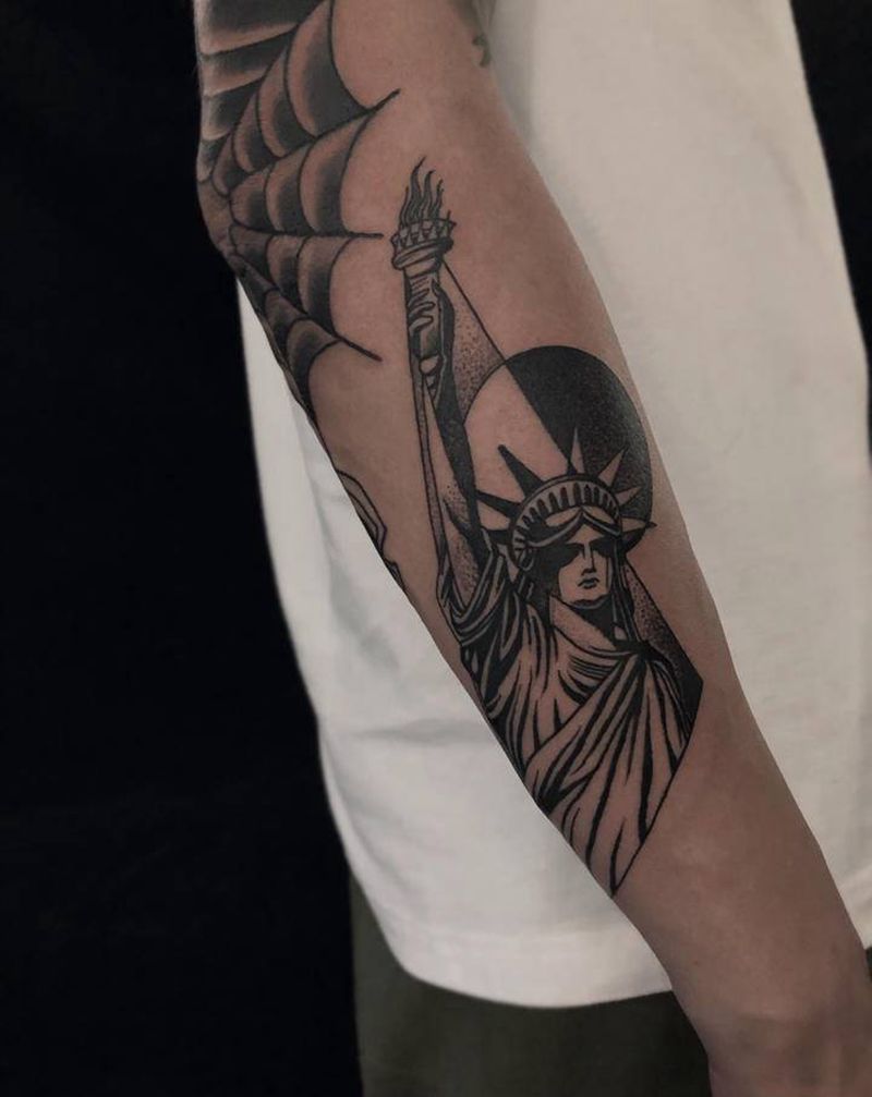 自由女神纹身图片_手臂几何点刺纹身图案
