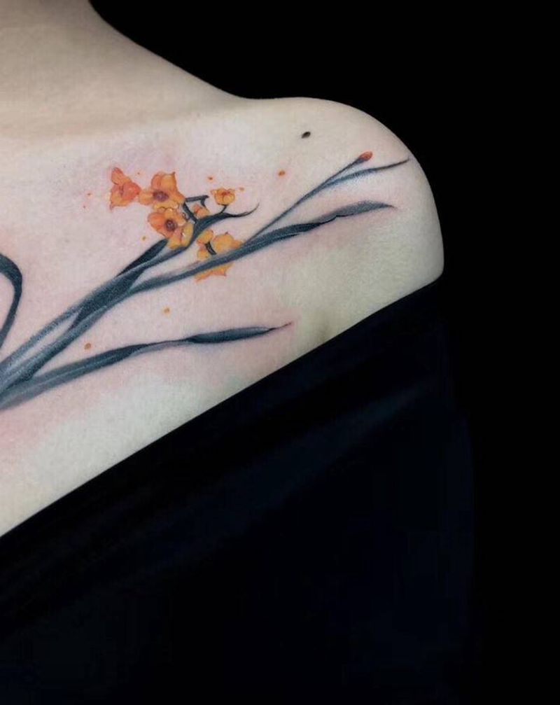 ◾️水仙花纹身图片_胸部水墨纹身图案