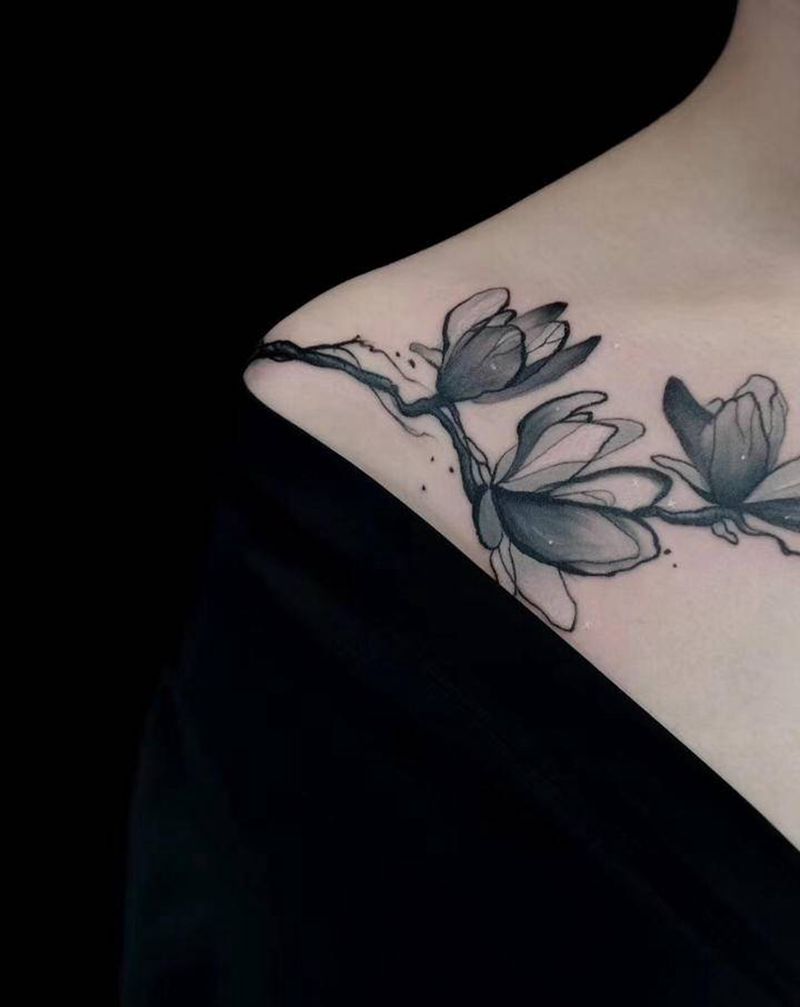 玉兰花纹身图片_胸部水墨纹身图案