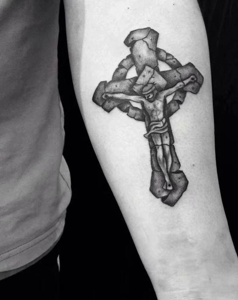 十字架纹身图片_手臂纹身图案