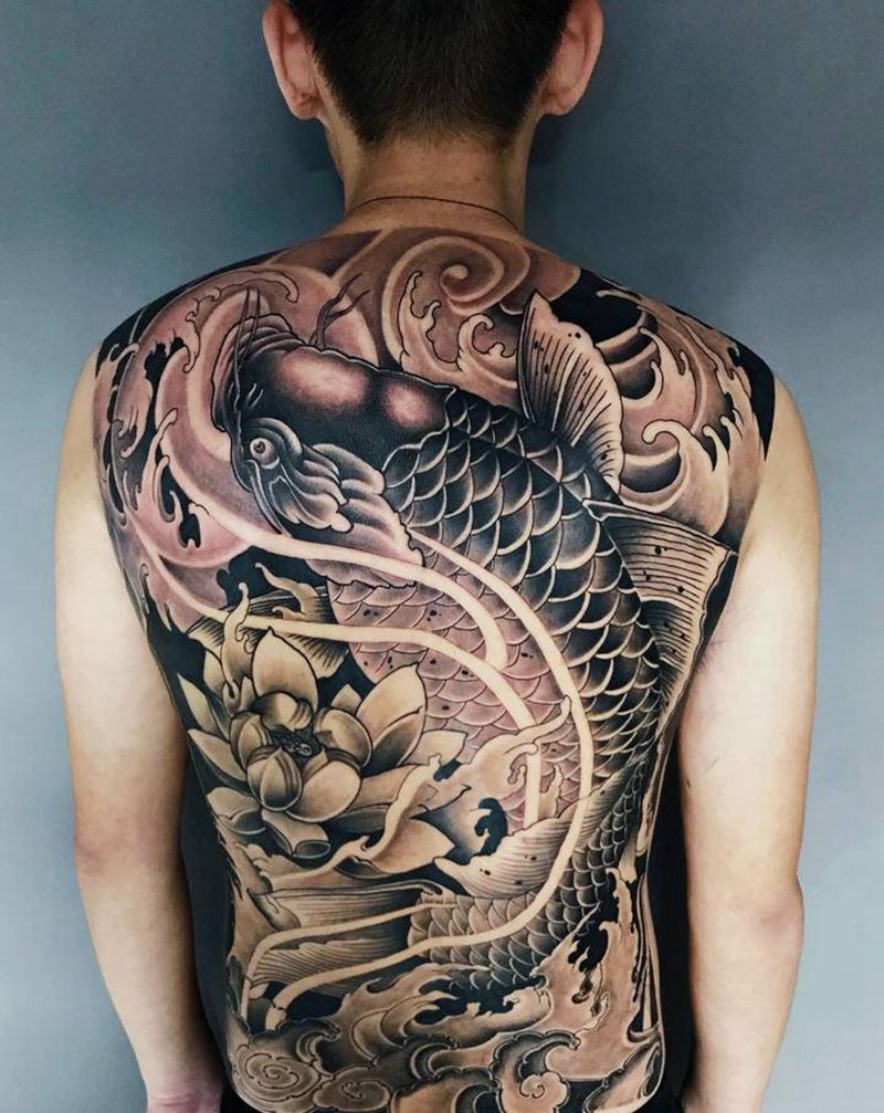 鲤鱼纹身图片_背部纹身图案