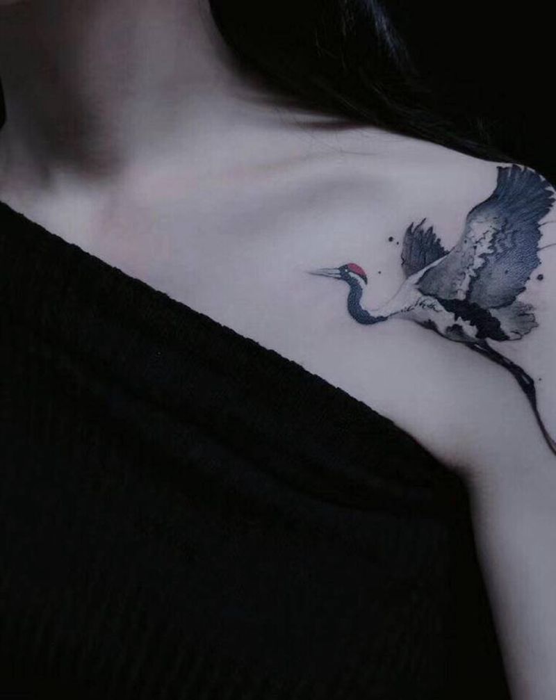 鹤纹身图片_肩部水墨纹身图案