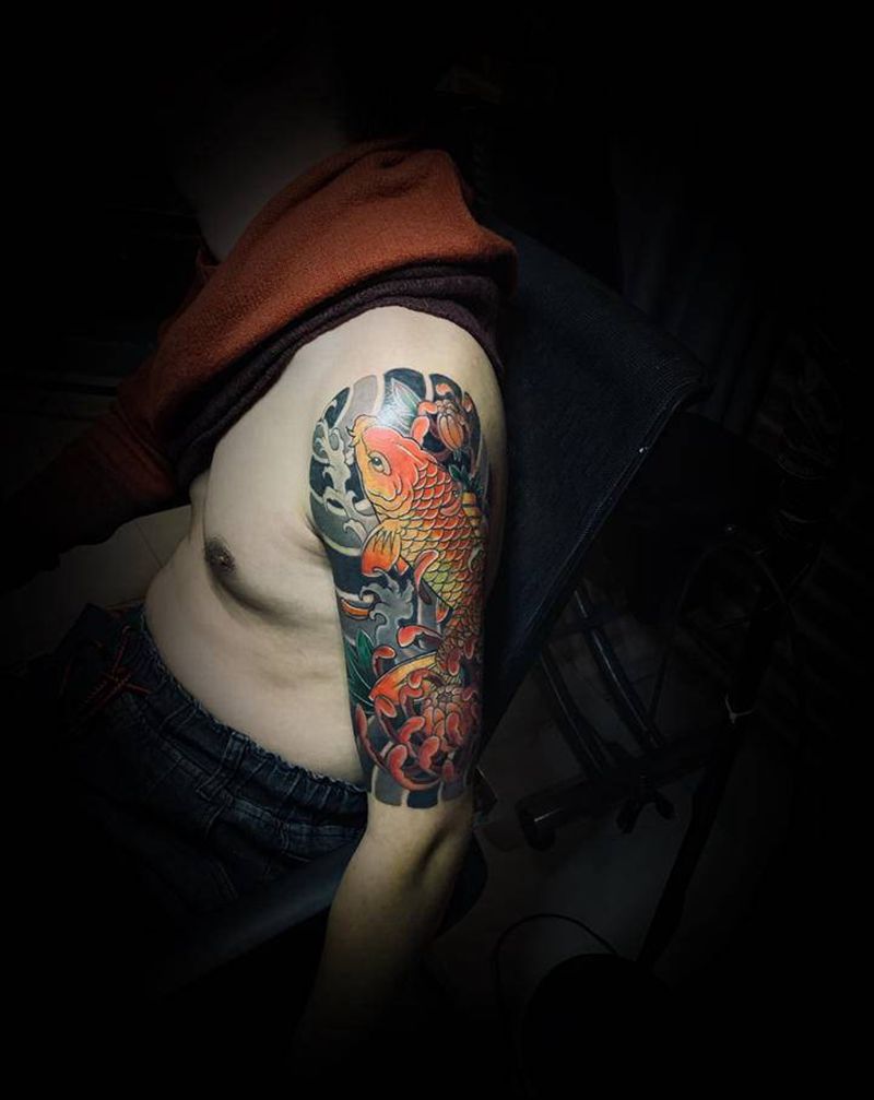 老传统鲤鱼纹身图片_手臂老传统纹身图案