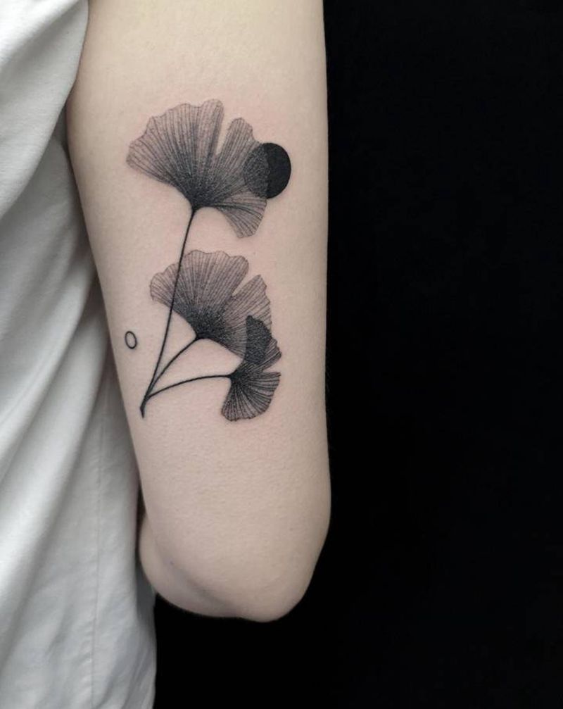 银杏叶纹身图片_手臂点刺纹身图案