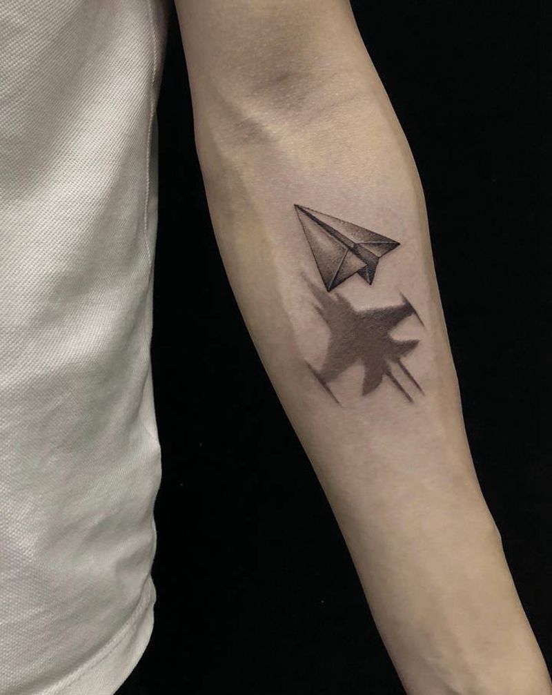 纸飞机纹身图片_手臂欧美写实点刺纹身图案