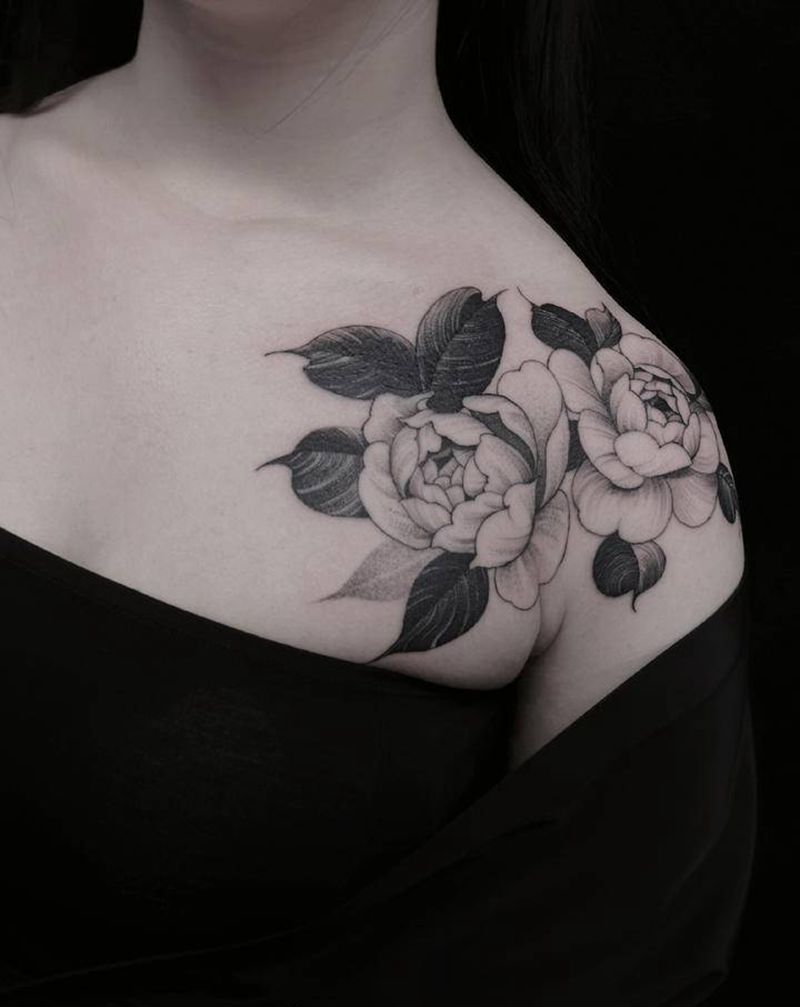 素花遮盖纹身图片_胸部点刺纹身图案