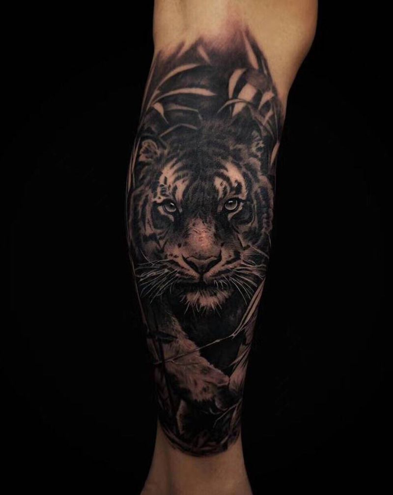 虎纹身图片_腿部欧美写实纹身图案