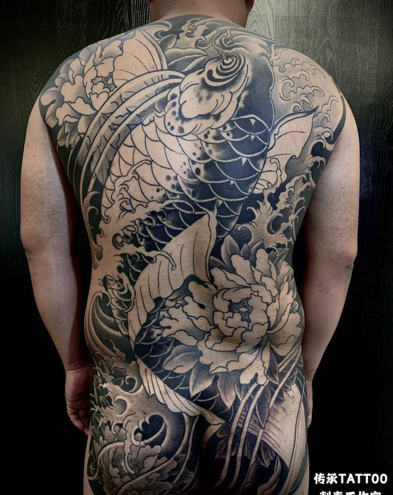 大鱼纹身图片_背部新传统纹身图案