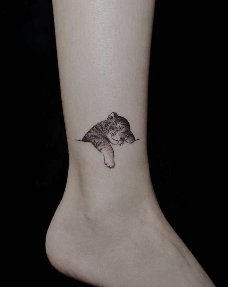 小脑斧纹身图片_腿部点刺纹身图案