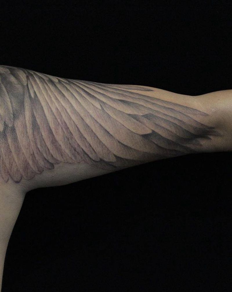 翅膀纹身图片_肩部欧美写实纹身图案