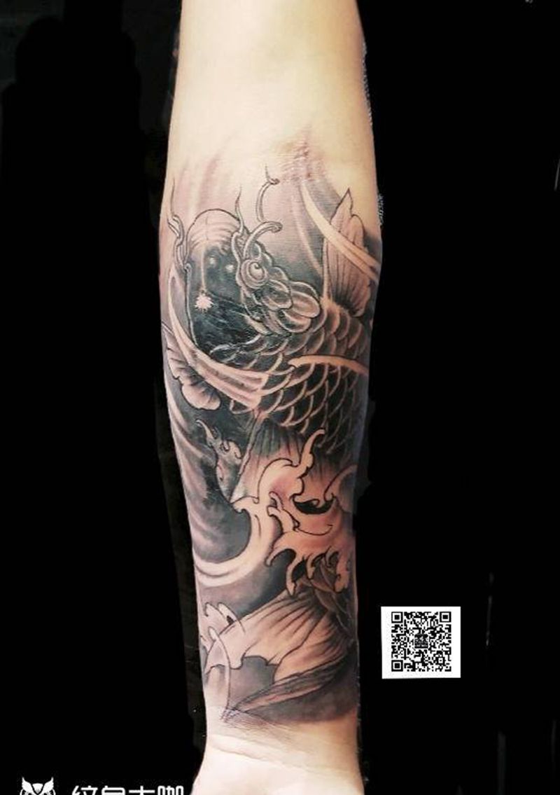 鲤鱼纹身图片_手臂纹身图案