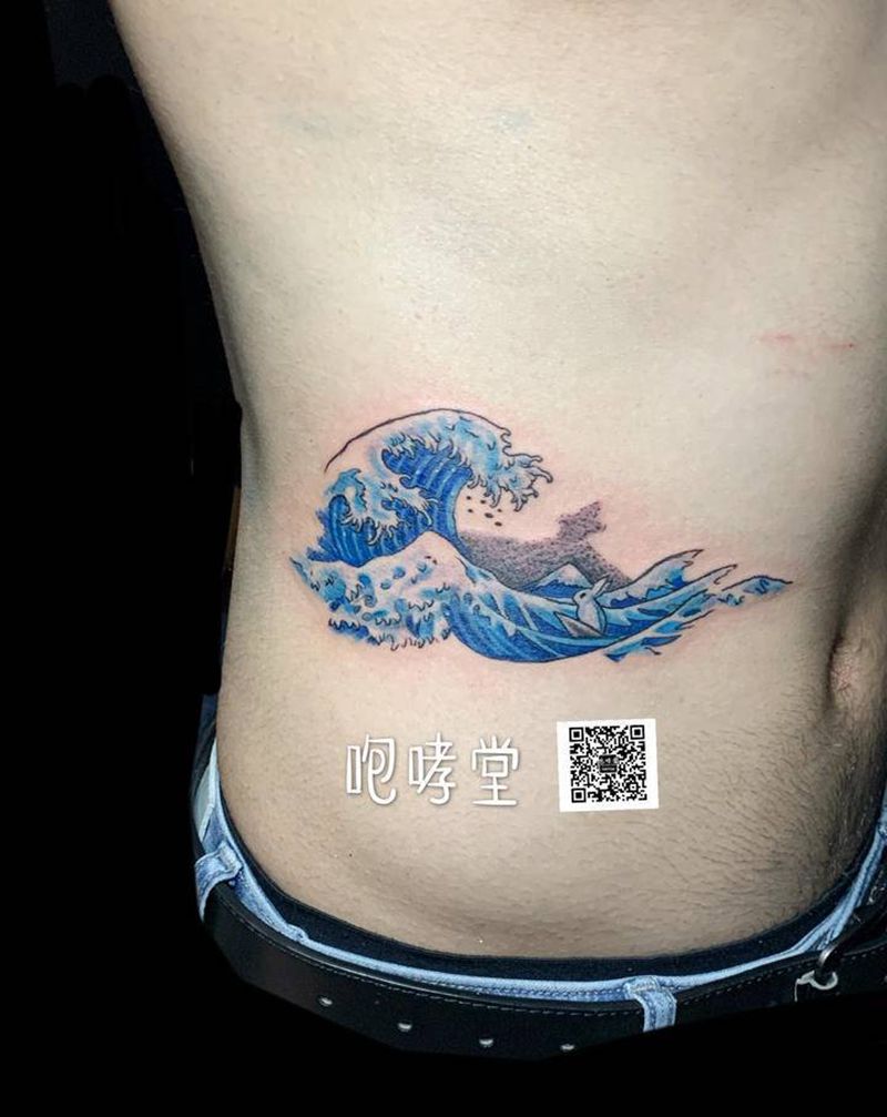 神奈川冲浪里纹身图片_腰部纹身图案