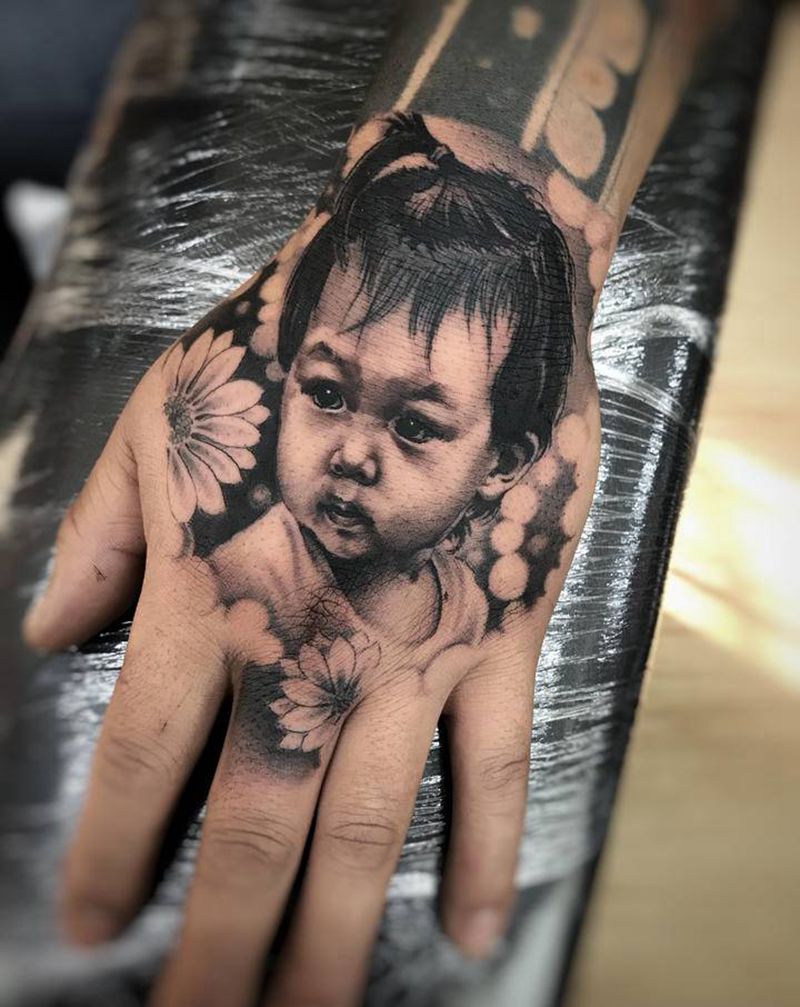 手背上的肖像纹身图片_手部欧美写实纹身图案