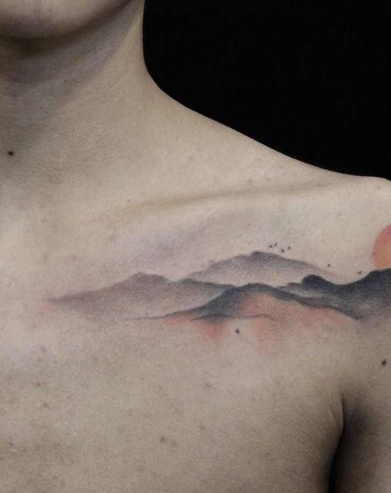 国画山水纹身图片_肩部水墨纹身图案