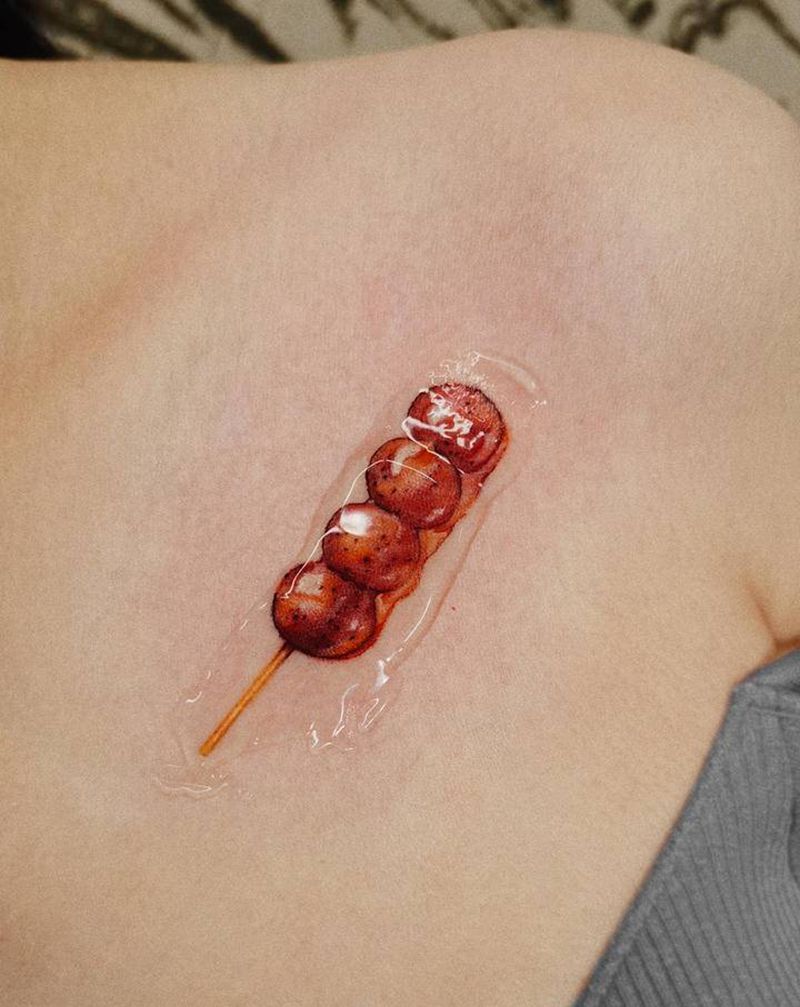 糖葫芦纹身图片_胸部水彩纹身图案