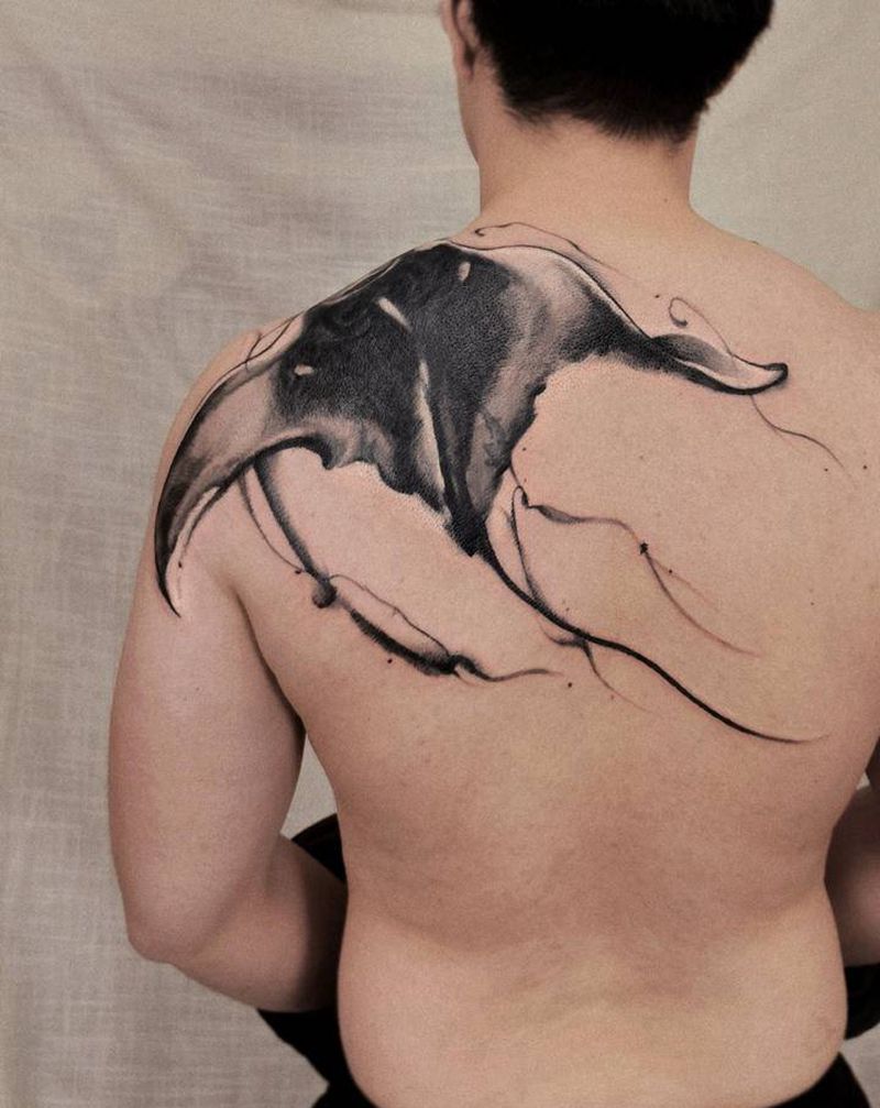 魔鬼鱼遮盖纹身图片_背部水墨纹身图案