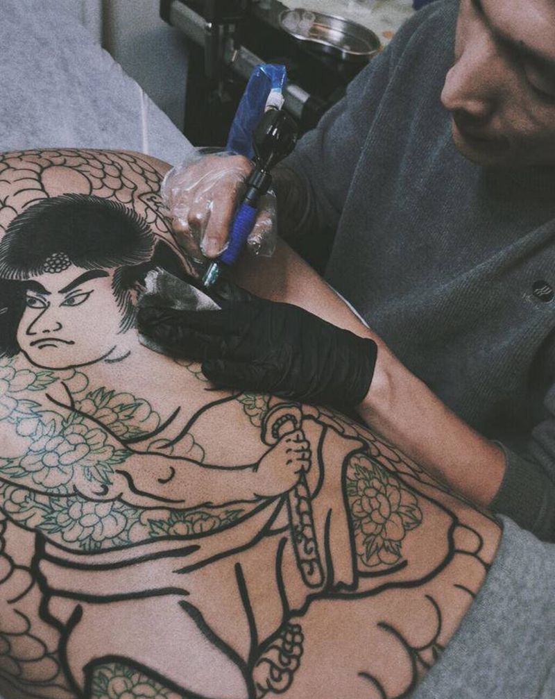 搬砖纹身图片_背部老传统纹身图案