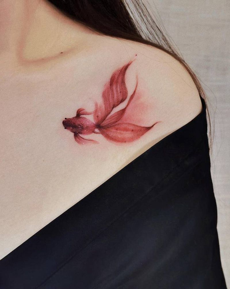 金鱼纹身图片_胸部水墨纹身图案