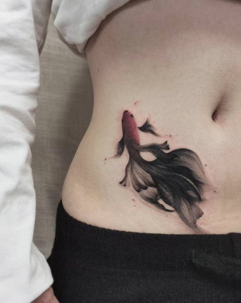 金鱼/遮盖纹身图片_腹部水墨纹身图案