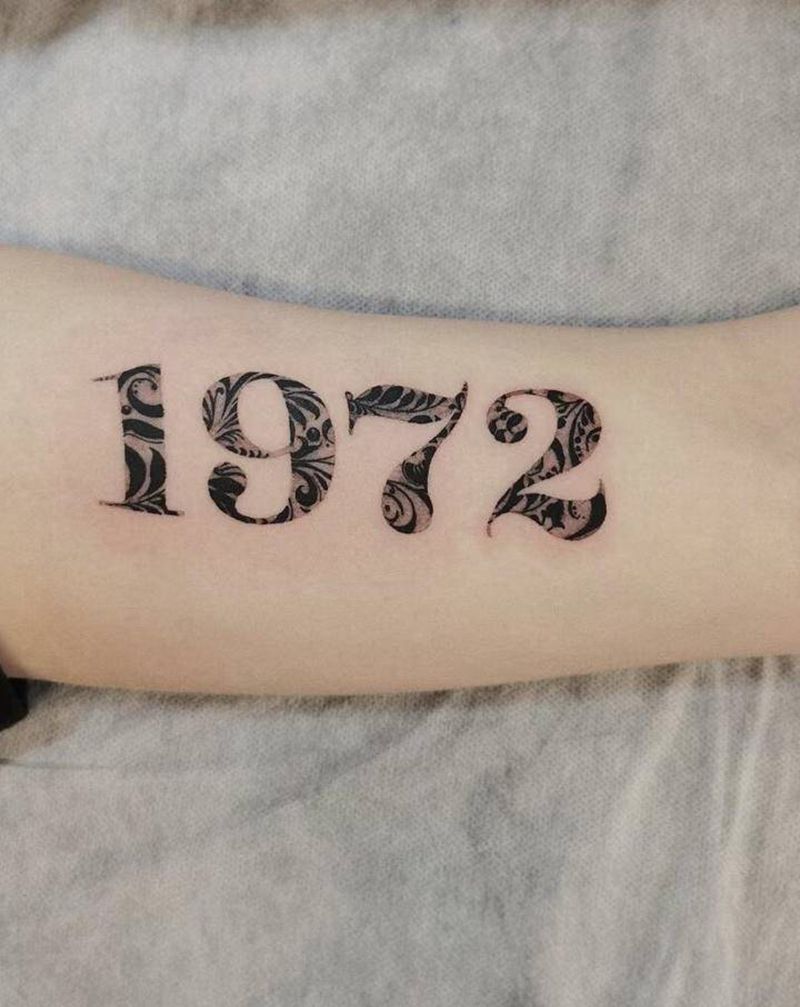 家人生日纹身图片_手臂花体字纹身图案