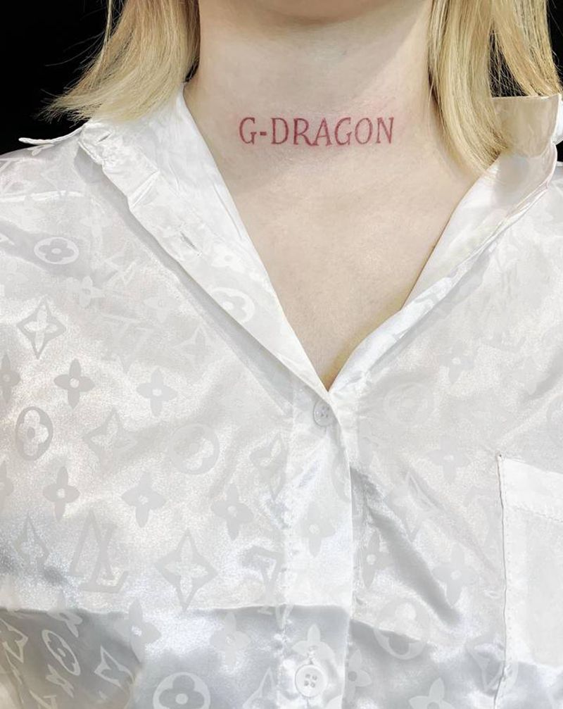 G-DRAGON纹身图片_颈部花体字纹身图案