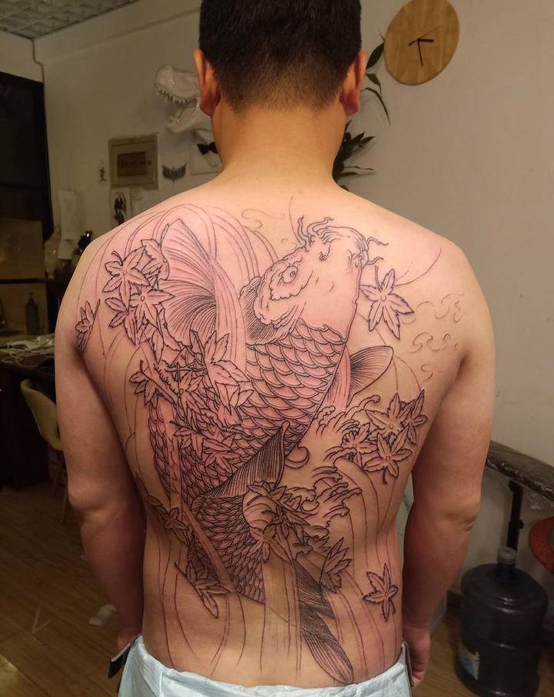 满背鲤鱼纹身图片_背部新传统纹身图案