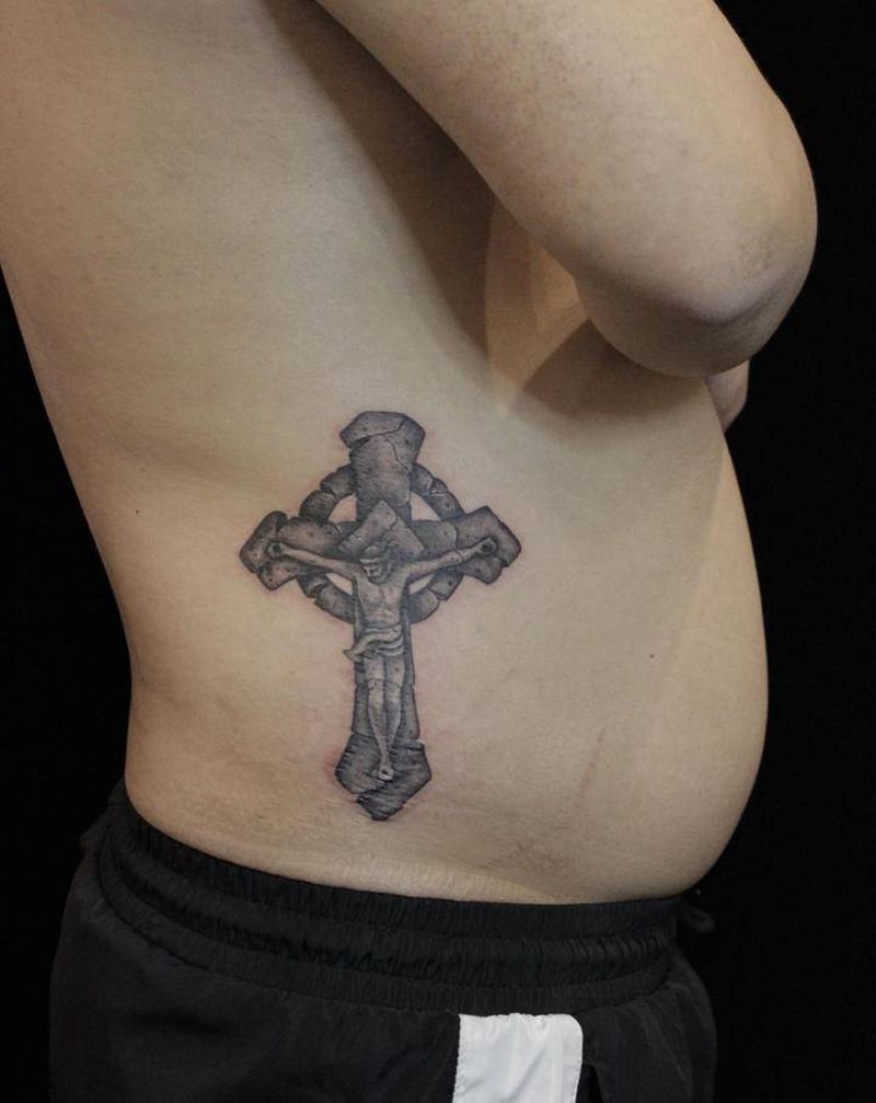 十字架纹身图片_腰部欧美写实纹身图案