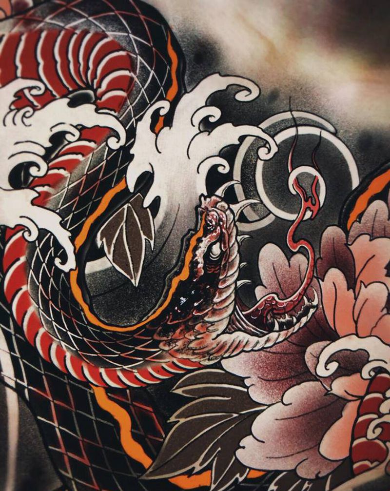 大蛇纹身图片_胸部新传统纹身图案