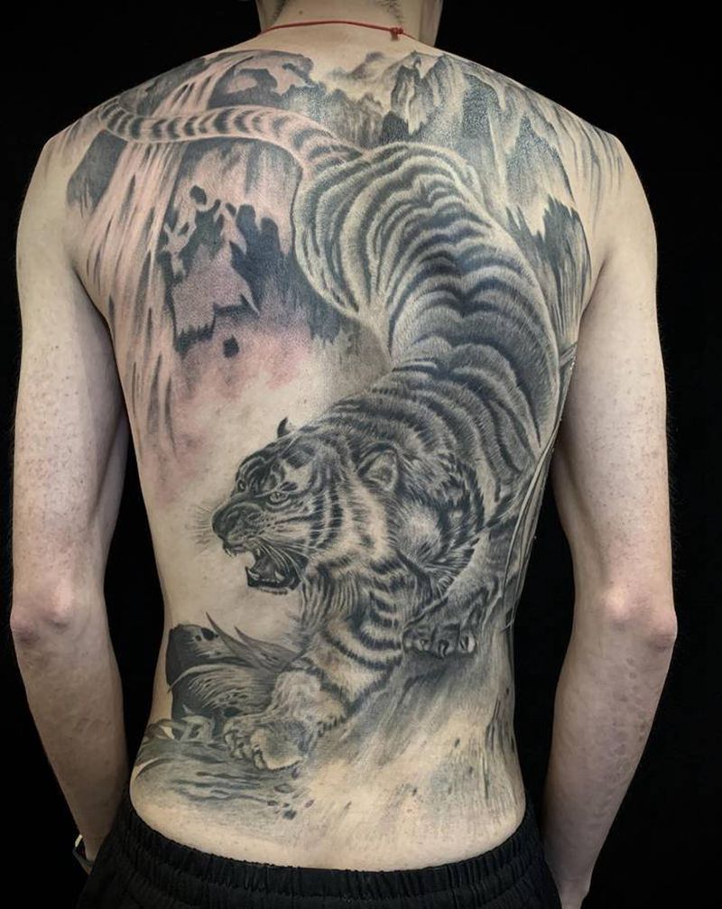猛虎出山纹身图片_背部水墨新传统纹身图案