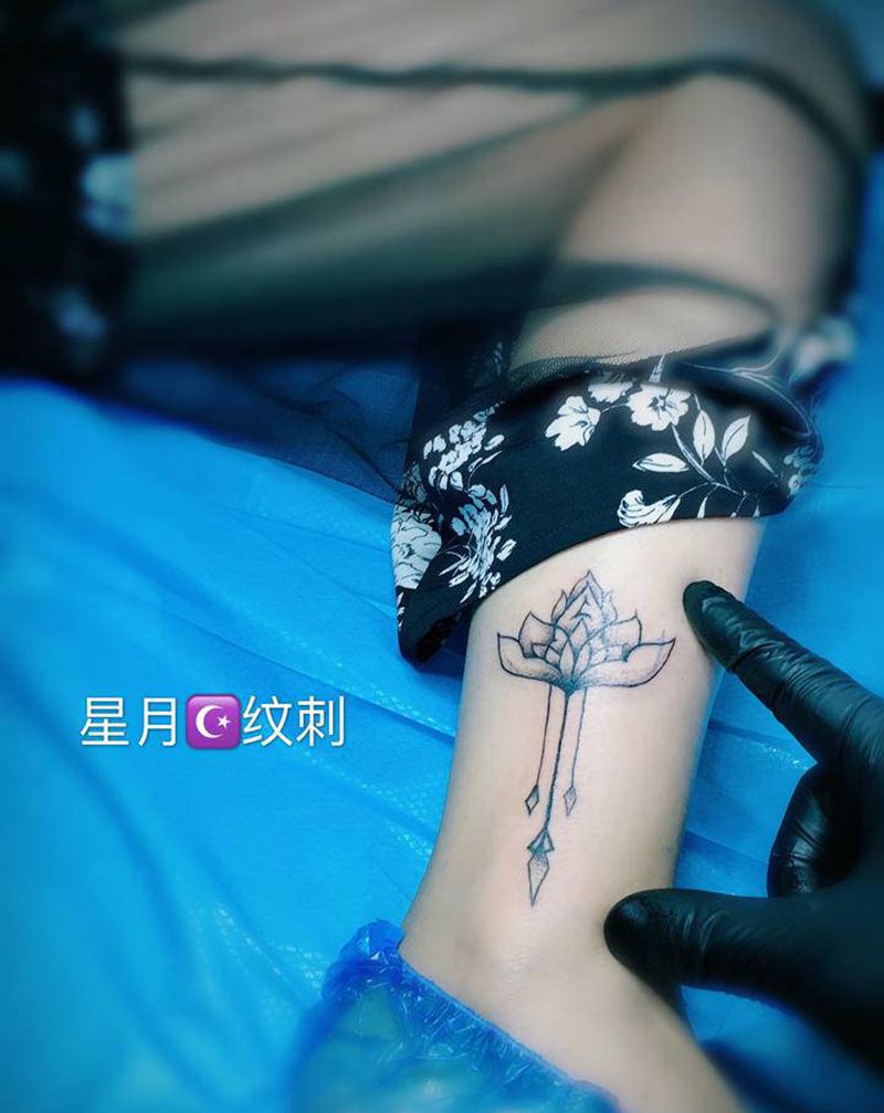 小莲纹身图片_腿部纹身图案