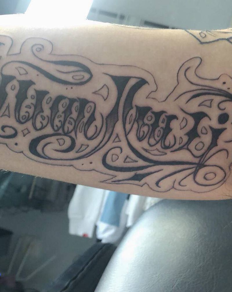 花体字纹身图片_手臂花体字纹身图案