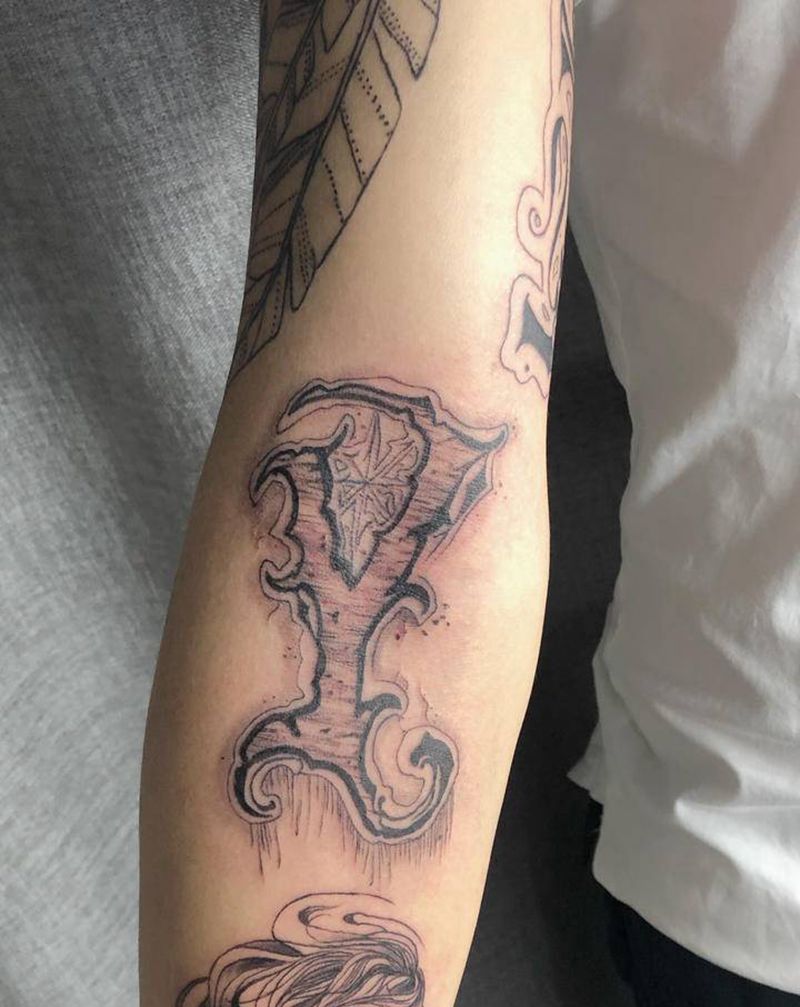 Y纹身图片_手臂花体字纹身图案