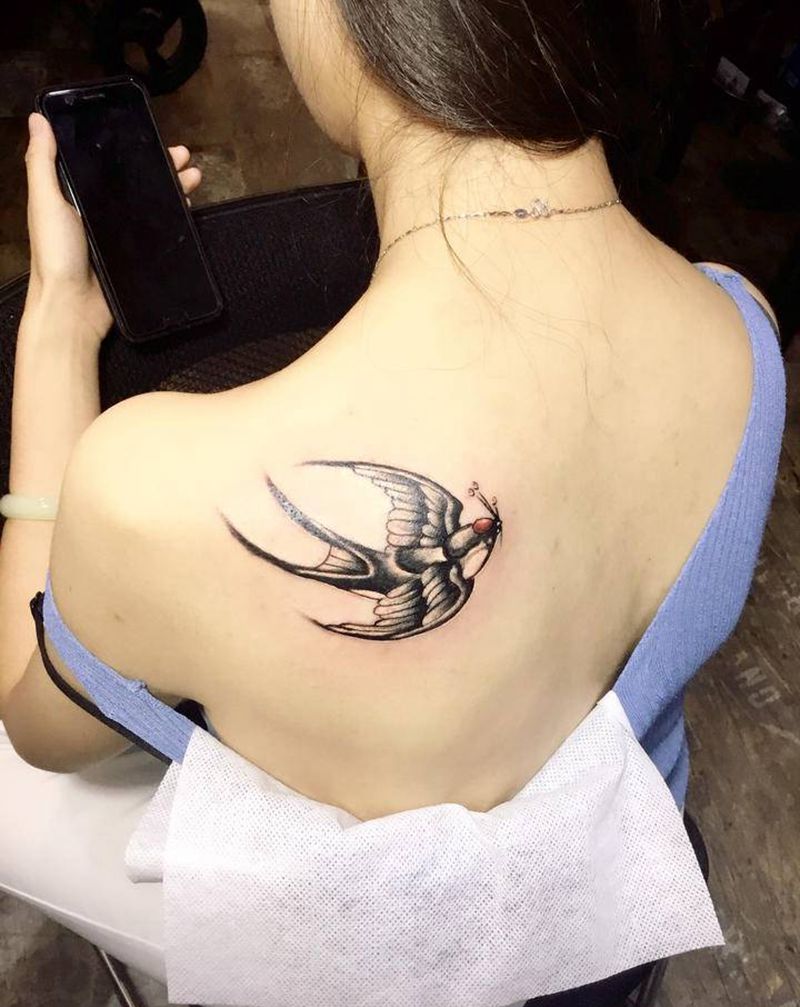 燕子纹身图片_肩部纹身图案