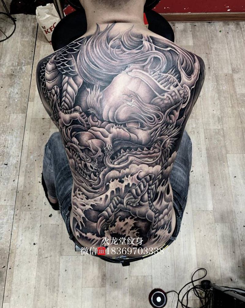 满背龙纹身图片_背部老传统新传统纹身图案