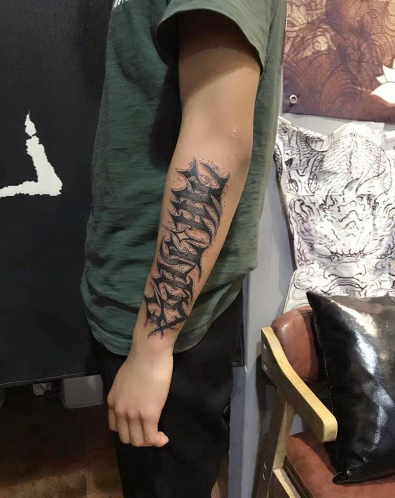 花体字纹身图片_手臂花体字纹身图案