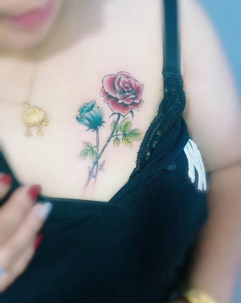 红玫瑰与蓝玫瑰纹身图片_胸部纹身图案