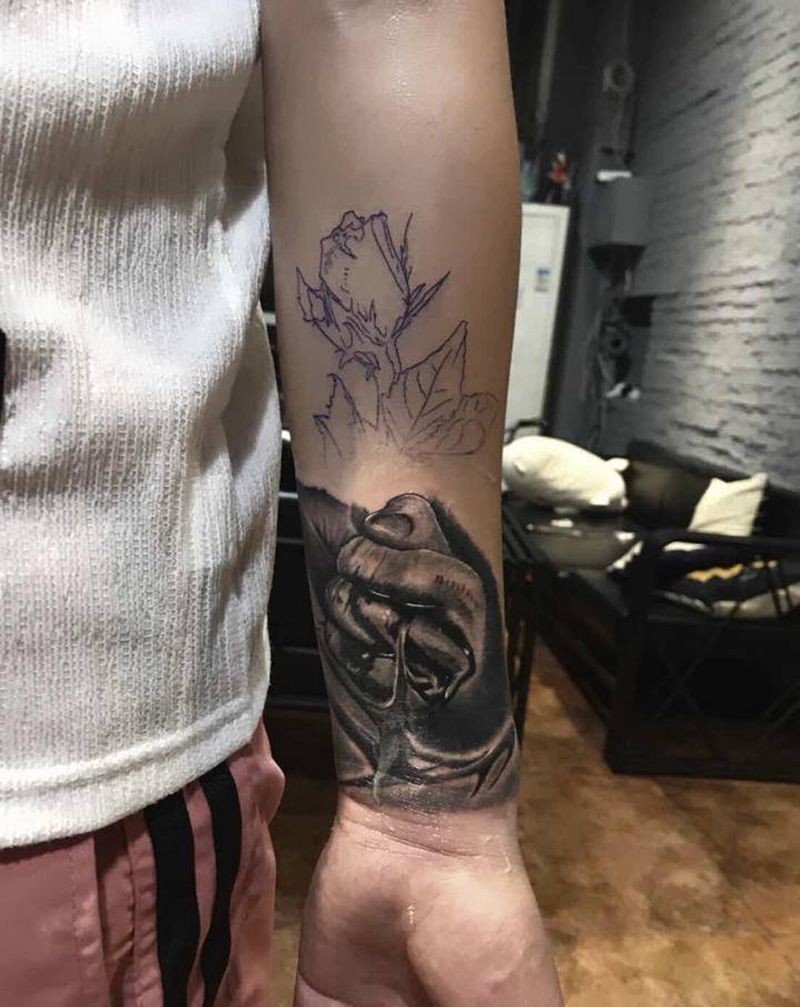 手握玫瑰（未完）纹身图片_欧美写实纹身图案