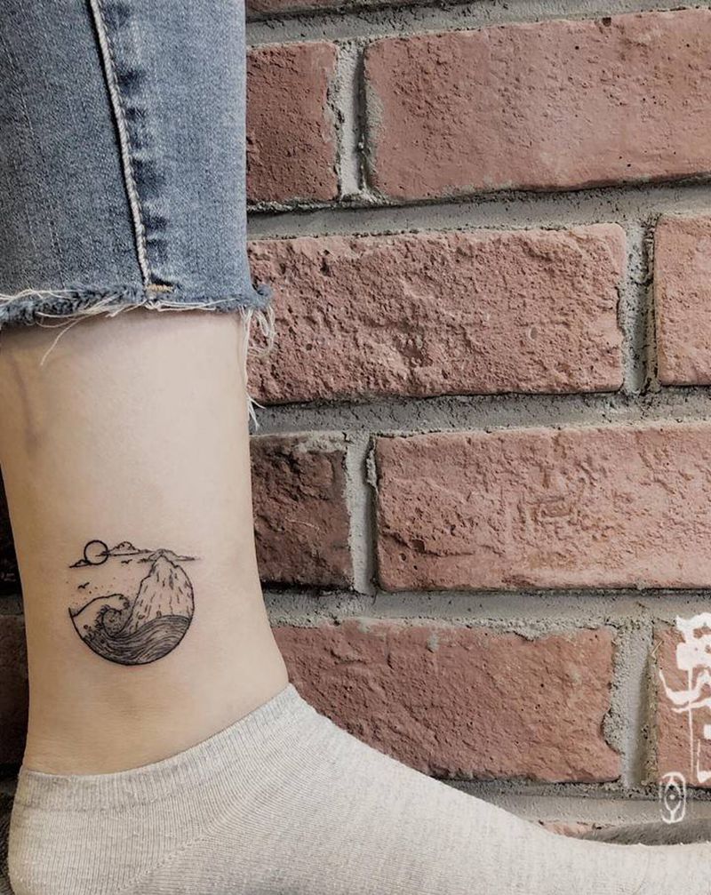 山海纹身图片_脚部腿部点刺山 海纹身图案